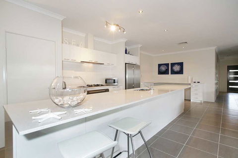 Penguin 4 Bedroom House By Shoalwater Executive Homes - Accommodation Port Macquarie 0