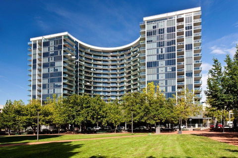 Perfectly Located Modern Apartment - Canberra CBD - Accommodation Port Macquarie 2