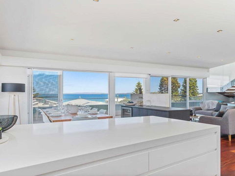 Perpendicular Penthouse - Modern Beachside Apartment - Accommodation Port Macquarie 1