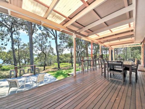 Pet Friendly Waterfront Holiday House On Peacefull Island With Bikes And Kayaks - Accommodation Port Macquarie 2