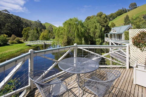 PLUM TREE STUDIO - Couples Lakeside Spa Retreat - Accommodation Port Macquarie 1