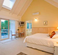 PLUM TREE STUDIO - couples lakeside spa retreat - Accommodation Port Macquarie