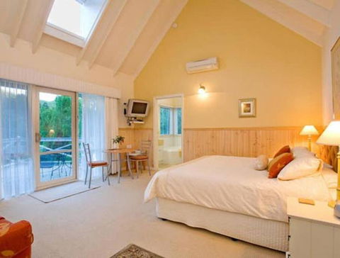 PLUM TREE STUDIO - Couples Lakeside Spa Retreat - Accommodation Port Macquarie 0