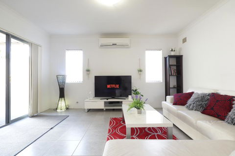 Prime Time Stays Belmont Townhouse - Accommodation Port Macquarie 2