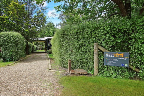 Rail Trail Cottage - BRIGHT - Accommodation Port Macquarie 0