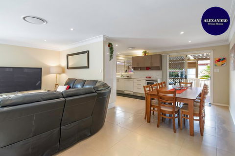 RELAXED COASTAL GETAWAY // MOMENTS TO WATERFRONT - Accommodation Port Macquarie 0