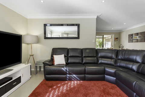 RELAXED COASTAL GETAWAY // MOMENTS TO WATERFRONT - Accommodation Port Macquarie 3