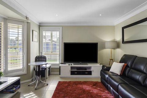 RELAXED COASTAL GETAWAY // MOMENTS TO WATERFRONT - Accommodation Port Macquarie 2