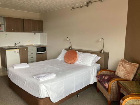 RENTAL: All $ Inclusive, Tidy Renovated Studio Apartment On The Strand, Pool,  - Accommodation Port Macquarie 3