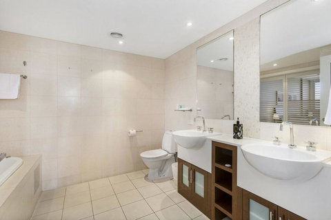 RESORT OCEAN FRONT SUITE 2222 - Accommodation Port Macquarie 1