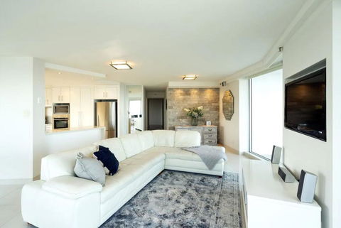 Resort Style Beach Apartment - Surfers Paradise - Accommodation Port Macquarie 2