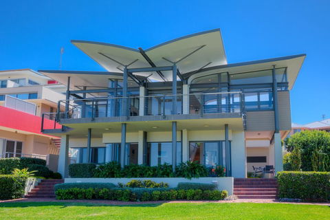Sails On The Beachfront - Exclusive Seaside Home - Accommodation Port Macquarie 1
