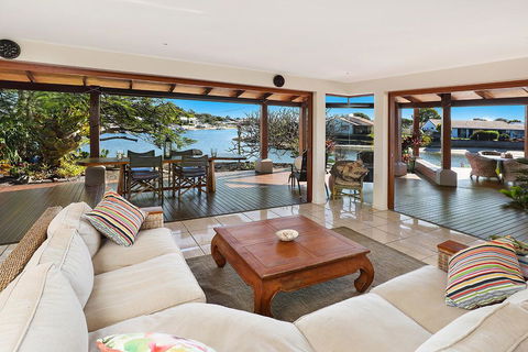 SCHMAN55-WATERFRONT, RESORT-STYLE ENTERTAINER - Accommodation Port Macquarie 0