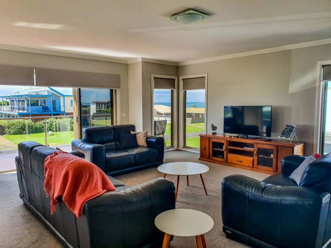 SEAL HAVEN - Centrally Located, Modern Home - Accommodation Port Macquarie 1