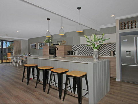 Shady Palms - Modern Beach House With Studio - Accommodation Port Macquarie 2