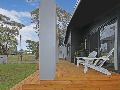 Shady Palms - Modern Beach House With Studio - Accommodation Port Macquarie 1