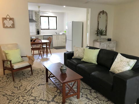 Sinclair - Rainbow Beach, Modern Beach House Close To Everything, Free Wi-Fi - Accommodation Port Macquarie 3