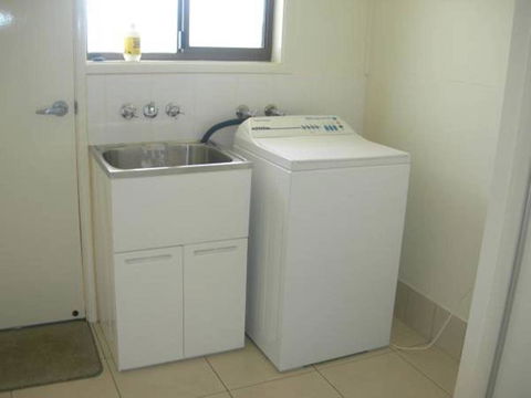 Sinclair - Rainbow Beach, Modern Beach House Close To Everything, Free Wi-Fi - Accommodation Port Macquarie 1