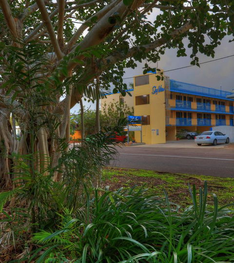 Sky View Units Bowen - Accommodation Port Macquarie 3