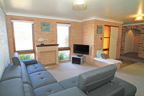 Snapper Lodge Waterfront - Accommodation Port Macquarie 3