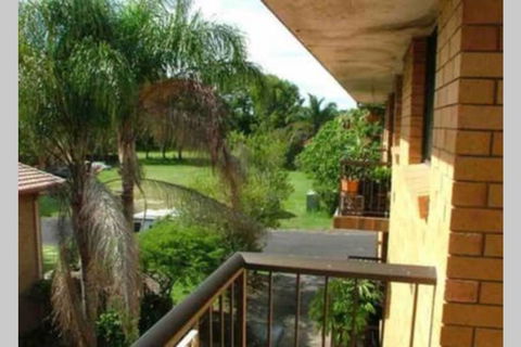 Spacious 2 Bedroom Beach Side Apartment - Close To Shopping Centre With Coles, Health Food Shop, Sushi, Pizza, Cafes, Hairdresse - Accommodation Port Macquarie 3