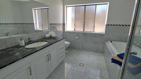 Spacious 2 Bedroom Unit, Private Bath, Kitchen, RV Parking On 5 Acres, 10 Min To Fraser Island Barge - Accommodation Port Macquarie 2