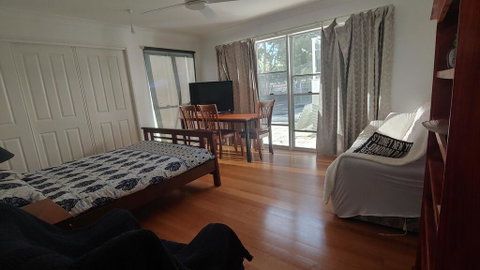 Spacious 2 Bedroom Unit, Private Bath, Kitchen, RV Parking On 5 Acres, 10 Min To Fraser Island Barge - Accommodation Port Macquarie 3