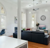 Spacious 2-bed 2-bath Home with Parking and Balcony - Accommodation Port Macquarie
