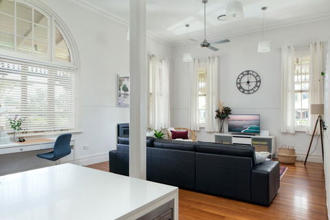 Spacious 2-bed, 2-bath Home With Parking And Balcony - Accommodation Port Macquarie 0