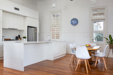 Spacious 2-bed, 2-bath Home With Parking And Balcony - Accommodation Port Macquarie 1