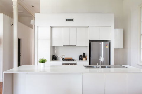 Spacious 2-bed, 2-bath Home With Parking And Balcony - Accommodation Port Macquarie 3