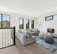 Spacious 4-Bed House with Parking and Backyard - Accommodation Port Macquarie