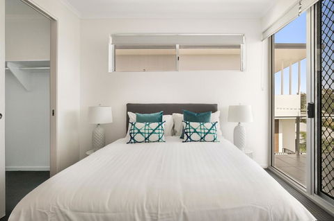 Spacious Apartment With Generous Entertaining - Accommodation Port Macquarie 3
