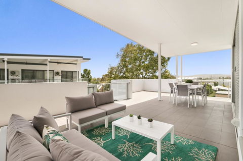 Spacious Apartment With Generous Entertaining - Accommodation Port Macquarie 0