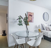 Spacious Apt V Stylish Furniture Pool GYM - Accommodation Port Macquarie