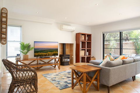 Spacious Home In The Heart Of Avalon Beach - Accommodation Port Macquarie 3