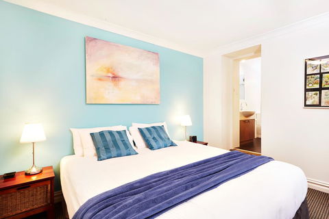 Spacious Studio With Courtyard And Extra Beds - Accommodation Port Macquarie 2