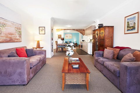 Spacious Studio With Courtyard And Extra Beds - Accommodation Port Macquarie 1