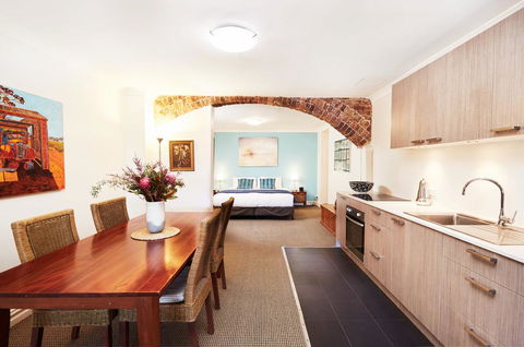 Spacious Studio With Courtyard And Extra Beds - Accommodation Port Macquarie 0