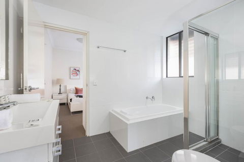Spacious Two-Bedroom Apartment Near Hospital - Accommodation Port Macquarie 3