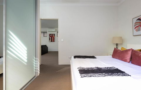 Spacious Two-Bedroom Apartment Near Hospital - Accommodation Port Macquarie 2
