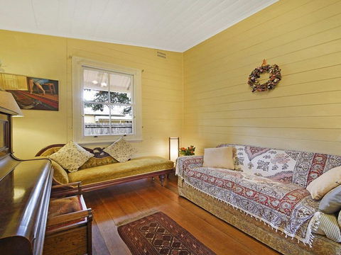 Station Masters Cottage - Classic Quaint & Nostalgia - Accommodation Port Macquarie 2