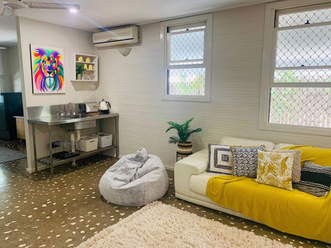 Stranded In Oz Stay In Relaxing Environment, FREE WIFI, NETFLIX, POOL, AIR CON - Accommodation Port Macquarie 2