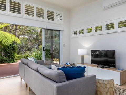 Studio By The Bay :: Jervis Bay Rentals - Accommodation Port Macquarie 1