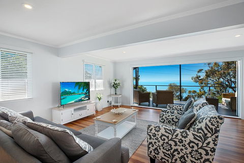 Stunning Family Escape On The Point With Bay Views - Accommodation Port Macquarie 0