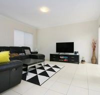 Stunning Home Near Scarborough Beach Sleeps 11 - Accommodation Port Macquarie
