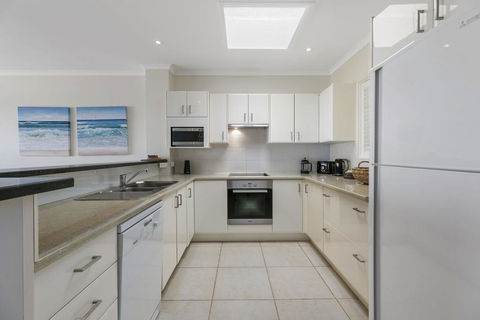 Stunning Top Floor Sunshine Beach Getaway! Unit 7 Vista Pacific 12 Bryan Street - Accommodation Port Macquarie 3