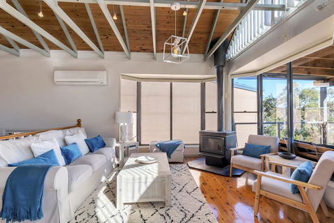 STUNNING WATERFRONT ESCAPE AT DALEYS POINT - Accommodation Port Macquarie 2