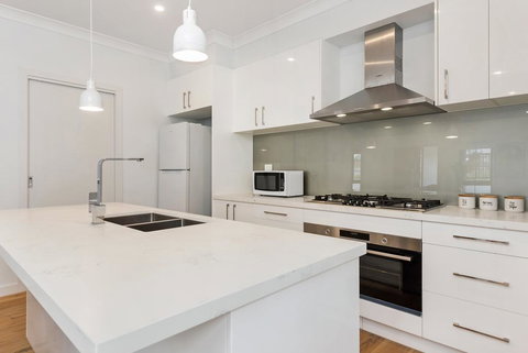 Style, Comfort And Convenience - Accommodation Port Macquarie 2