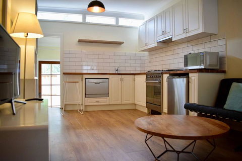 Stylish Cute Cottage In McMahons Point - Accommodation Port Macquarie 1